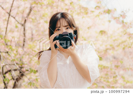 写真を撮る女性 100997294