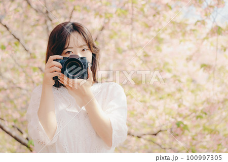 写真を撮る女性 写真を撮る女性 100997305