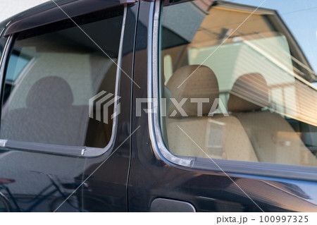 車の劣化した窓枠のゴム 車の劣化した窓枠のゴム 100997325