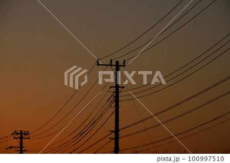 夕焼けに染まる空と電柱 夕焼けに染まる空と電柱 100997510