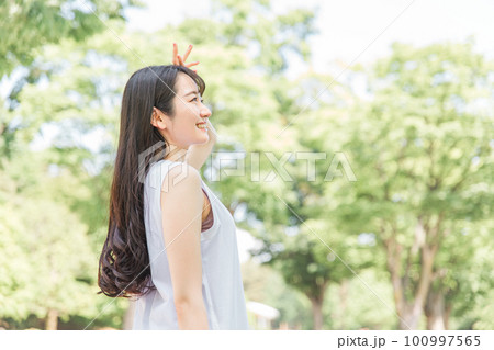 日差しを浴びる女性(紫外線・UVケア) 日差しを浴びる女性(紫外線・UVケア) 100997565
