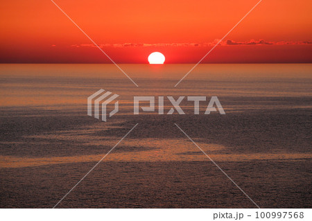 新潟県柏崎市 日本海に沈むダルマ夕日 新潟県柏崎市 日本海に沈むダルマ夕日 100997568