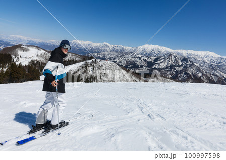スキーを楽しむ中学生 スキーを楽しむ中学生 100997598