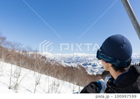 スキーを楽しむ中学生 100997599