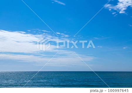 青空と青い海と白い雲 青空と青い海と白い雲 100997645