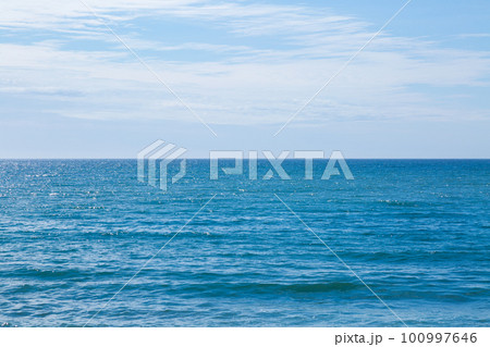 青空と青い海と白い雲 青空と青い海と白い雲 100997646
