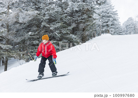 スノーボードを楽しむ子供 100997680