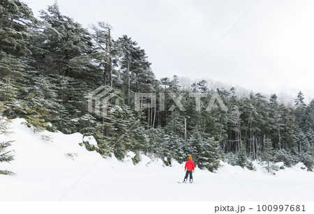 スノーボードを楽しむ子供 スノーボードを楽しむ子供 100997681
