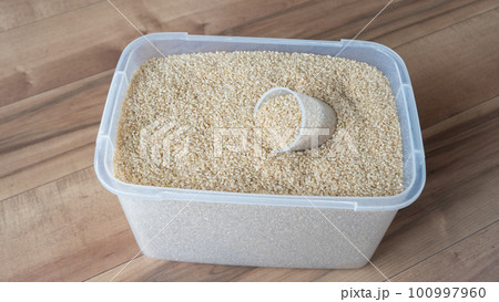 玄米をプラスチックケースに保存する イメージ 玄米をプラスチックケースに保存する イメージ 100997960