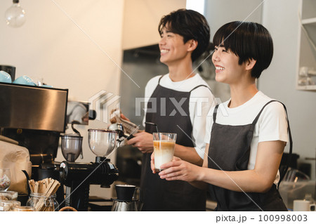 カフェで働く男女 カフェで働く男女 100998003