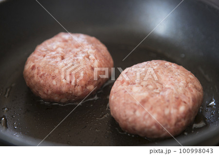 フライパンでハンバーグを焼く フライパンでハンバーグを焼く 100998043
