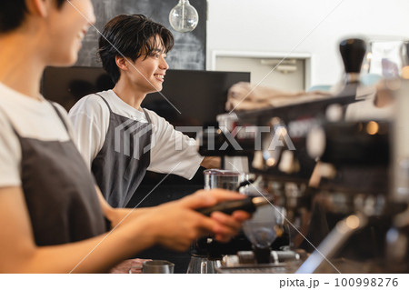 コーヒーを淹れる男性カフェスタッフ 100998276