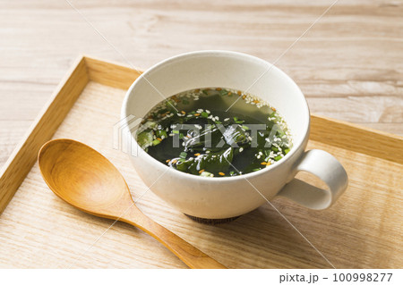 わかめスープのある食卓 100998277