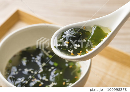 わかめスープのある食卓 わかめスープのある食卓 100998278
