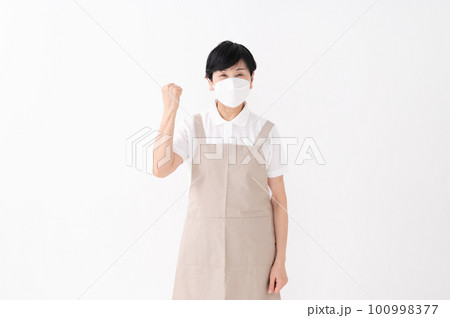 ガッツポーズをするエプロン姿の女性 ガッツポーズをするエプロン姿の女性 100998377