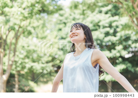 緑の中で深呼吸する日本人女性(リラックス・リフレッシュ) 緑の中で深呼吸する日本人女性(リラックス・リフレッシュ) 100998443