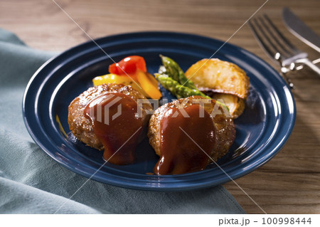 ハンバーグ　夕食イメージ 100998444