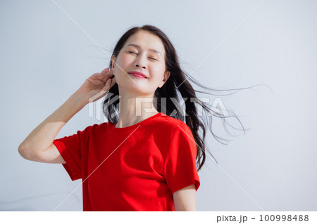 シニア女性 ヘアケアイメージ シニア女性 ヘアケアイメージ 100998488
