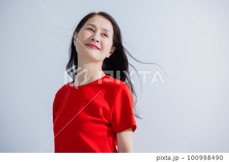 シニア女性　ヘアケアイメージ 100998490