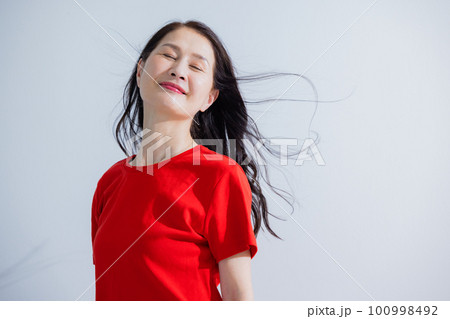 シニア女性　ヘアケアイメージ 100998492