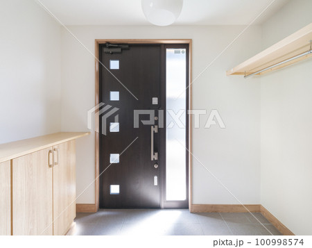 室内からの玄関ドアとクローク 100998574
