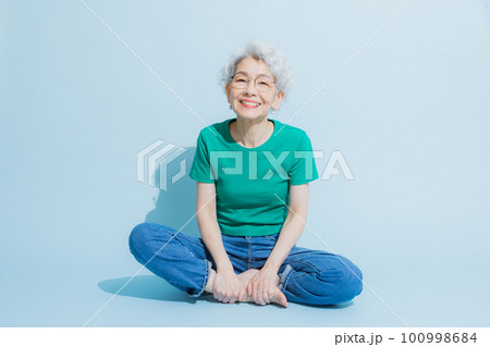 緑のTシャツのシニア女性 緑のTシャツのシニア女性 100998684