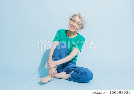 緑のTシャツのシニア女性 緑のTシャツのシニア女性 100998686