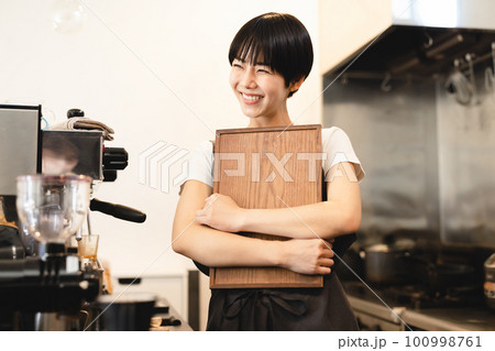 カフェで働く女性 100998761