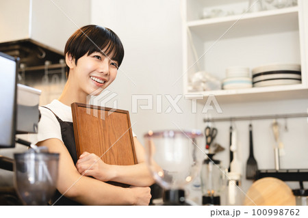 カフェで働く女性 100998762
