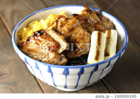 そぼろ玉子と焼き葱と刻み海苔と焼き鳥の照り焼き丼 100999100