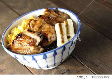 そぼろ玉子と焼き葱と刻み海苔と焼き鳥の照り焼き丼 100999109