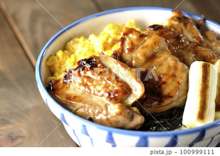 そぼろ玉子と焼き葱と刻み海苔と焼き鳥の照り焼き丼 100999111
