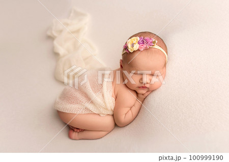 Sleeping Naked Newborn Baby Girl On Foto stock 1351726469
