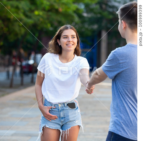 Teenagers are shaking hands 100999399