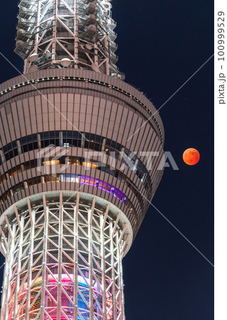 《東京都》皆既月食とスカイツリー・2022年11月8日 《東京都》皆既月食とスカイツリー・2022年11月8日 100999529