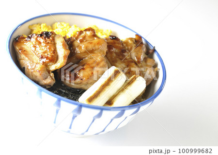 そぼろ玉子と焼き葱と刻み海苔も一緒に乗ってる照り焼きチキン丼を白背景で撮影 100999682