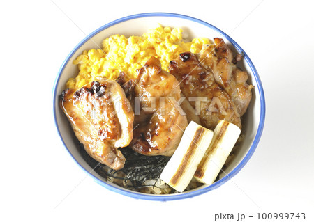 そぼろ玉子と焼き葱と刻み海苔も一緒に乗ってる照り焼きチキン丼を白背景で俯瞰撮影 100999743