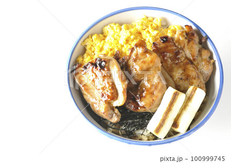 そぼろ玉子と焼き葱と刻み海苔も一緒に乗ってる照り焼きチキン丼を白背景で俯瞰撮影 そぼろ玉子と焼き葱と刻み海苔も一緒に乗ってる照り焼きチキン丼を白背景で俯瞰撮影 100999745