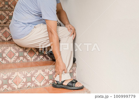 Man hand massage physiotherapy leg is sore and numb, exhausted, tingling. 100999779