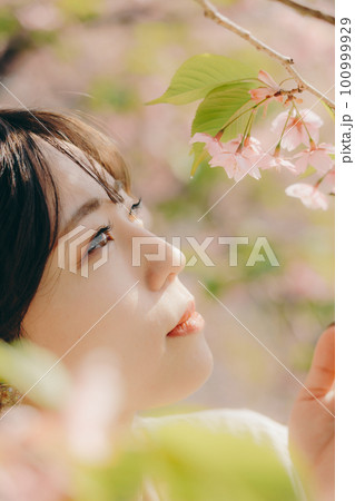 桜の木の下で佇む女性 桜の木の下で佇む女性 100999929