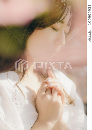 桜の木の下で佇む女性 桜の木の下で佇む女性 100999931