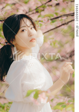 桜の木の下で佇む女性 桜の木の下で佇む女性 100999941