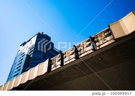 変貌する東京 外壁工事中の首都高速3号線 渋谷駅西口 2023.03　b-2 高彩度コントラスト 100999957