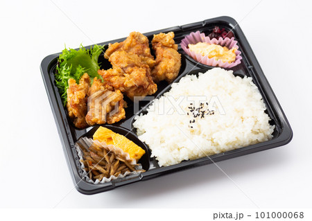 プラスチック容器に入れられた唐揚げ弁当 プラスチック容器に入れられた唐揚げ弁当 101000068