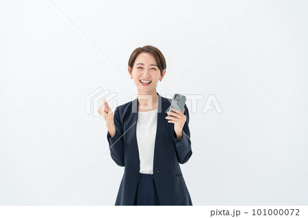 ビジネス 女性 スマホ ガッツポーズ ビジネス 女性 スマホ ガッツポーズ 101000072