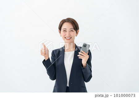 ビジネス　女性　スマホ　サムズアップ 101000073