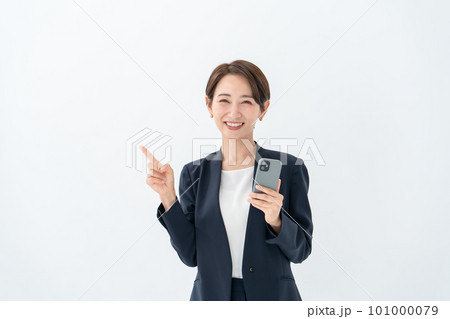 ビジネス　女性　スマホ　指差し 101000079