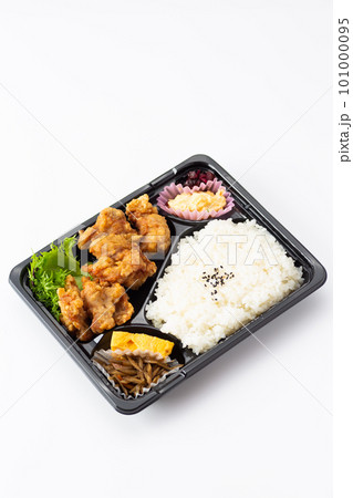 プラスチック容器に入れられた唐揚げ弁当 プラスチック容器に入れられた唐揚げ弁当 101000095