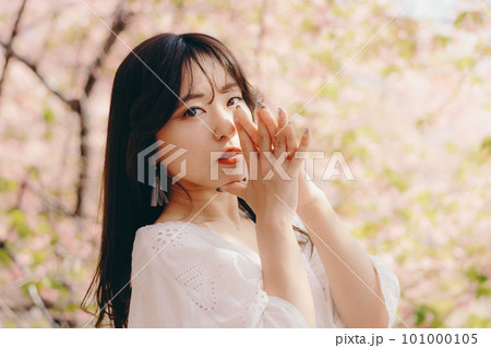 桜の木の下でポージングをする女性 101000105