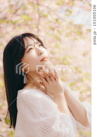 桜の木の下でポージングをする女性 101000106